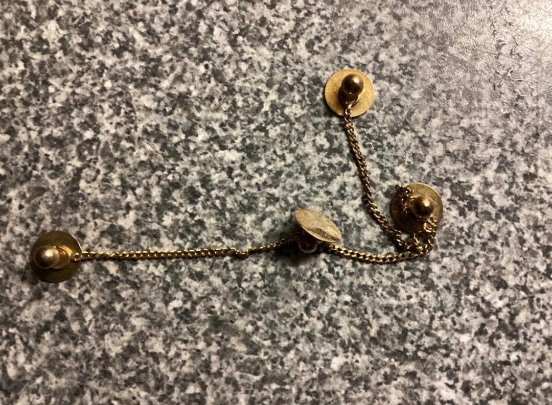 Goudkleurige vestclip / sweater guard met ketting, 10 cm of meer, Overige materialen, Ophalen of Verzenden, Zo goed als nieuw