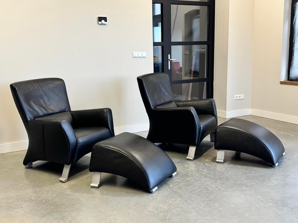 2x Rolf Benz 322 – Fauteuil + Hocker – Zwart Leder |