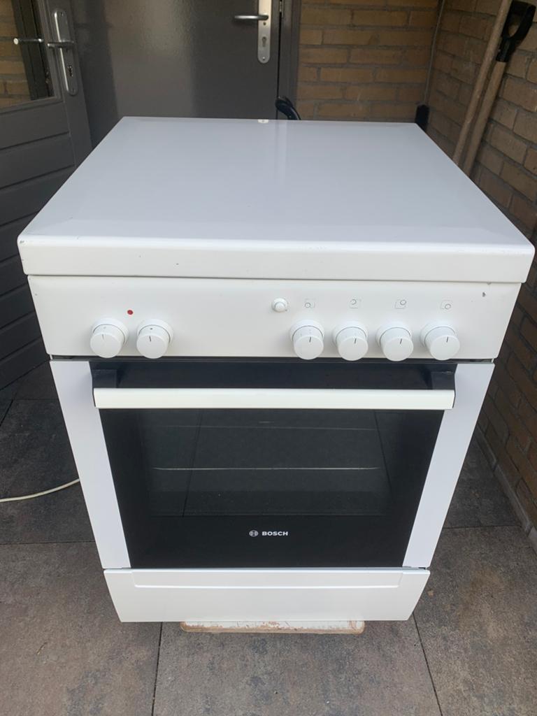 Bosch gasfornuis vier pits, Zo goed als nieuw, Gas, Vrijstaand, 85 tot 90 cm