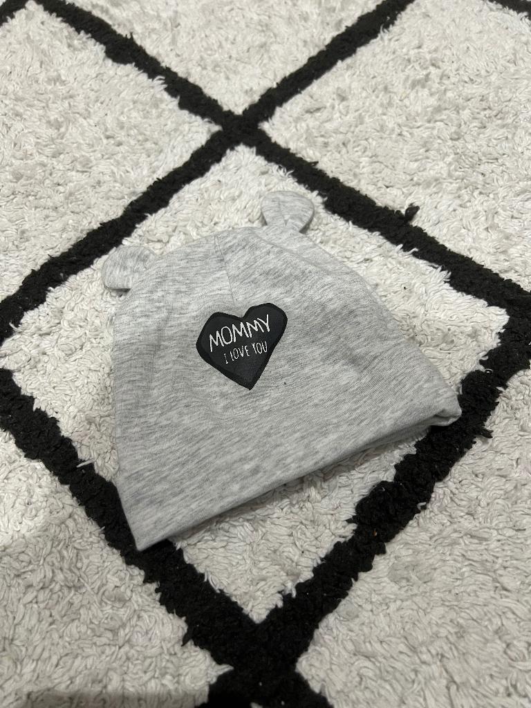 Als nieuw grijs Hema baby muts moederdag I love Mama mutsje, Maat 50, Jongetje of Meisje, Ophalen of Verzenden, Zo goed als nieuw