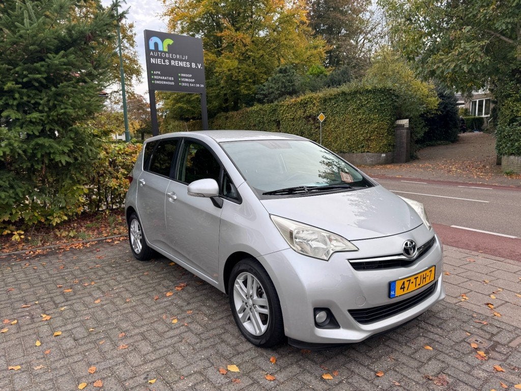 Toyota VERSO-S 1.3 VVT-i/Zeer mooi/Camera/Bluetooth/Airco/Ga, Auto's, Euro 5, Gebruikt, Huisgarantie, 4 cilinders