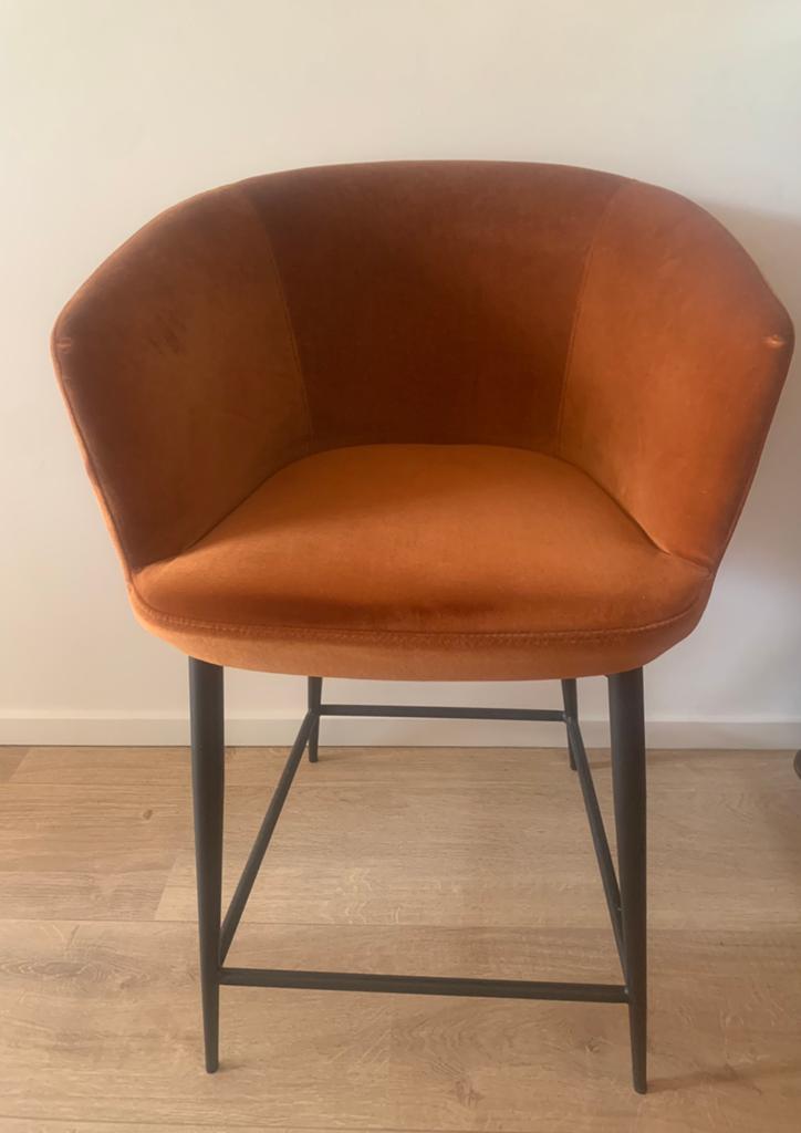 Barkruk met fluwelen stof - Zo goed als nieuw, Huis en Inrichting, Barkrukken, Ophalen, 60 tot 90 cm, Zo goed als nieuw, 1 kruk