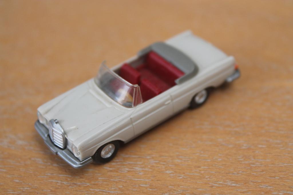 Bruinwitte Mercedes 300 SE van Wiking, Ophalen of Verzenden, Zo goed als nieuw, Auto, Wiking