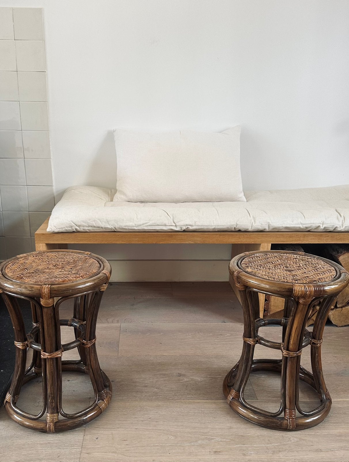 Vintage rotan krukje / bijzettafel met glasplaat, Rond, Ophalen of Verzenden, Zo goed als nieuw, 75 cm of meer