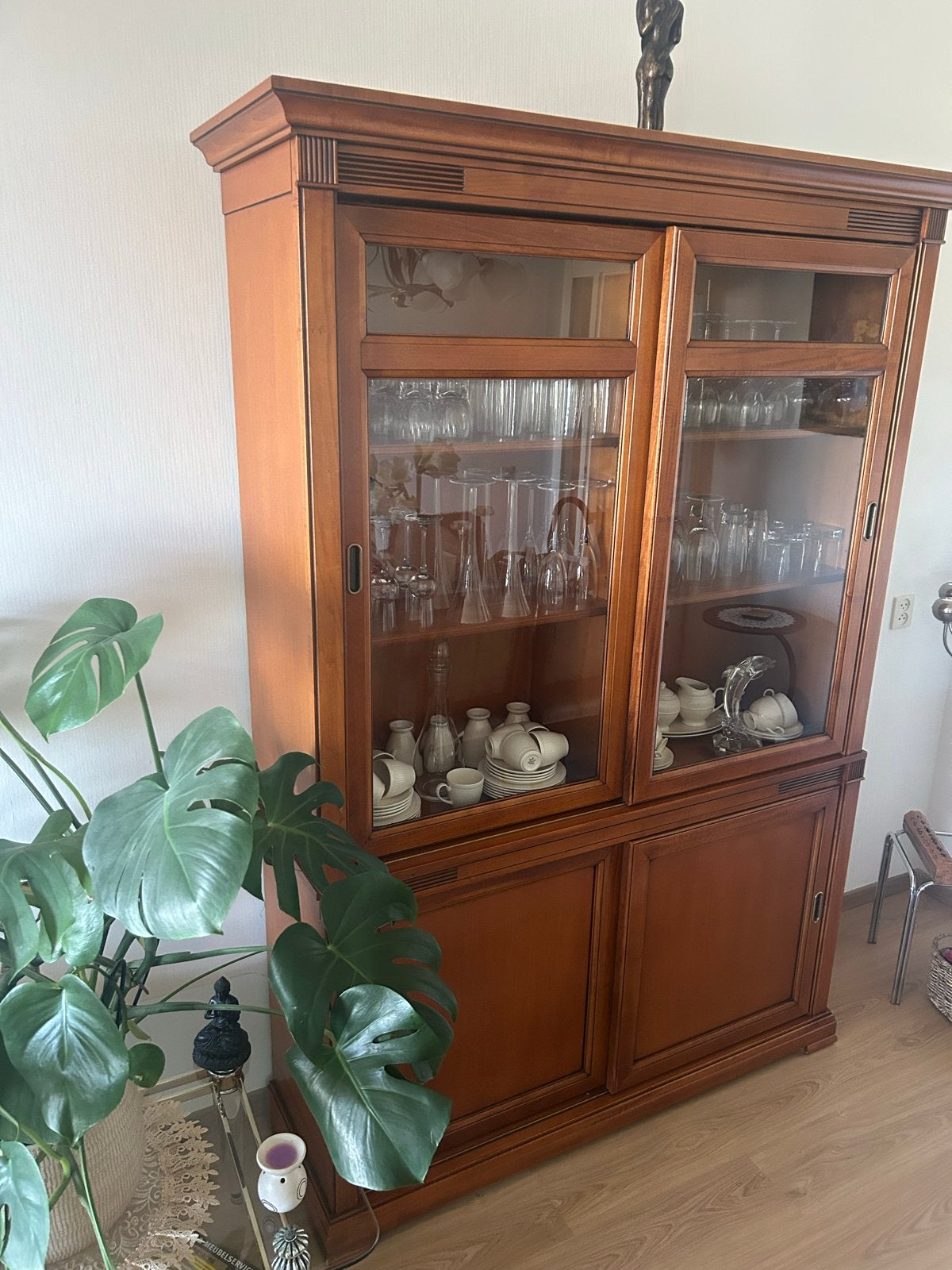 Mooie houten vitrinekast met glazen schuifdeuren, Ophalen, Gebruikt, 100 tot 150 cm, 200 cm of meer