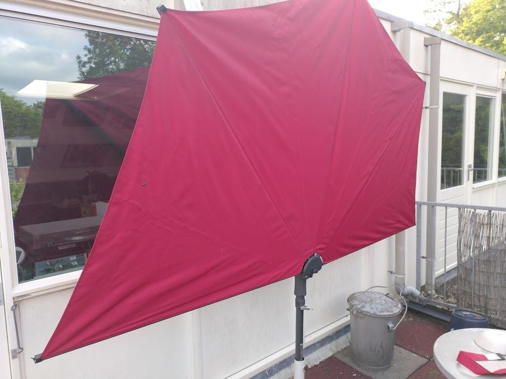rode parasol Madison Sunwave, Ophalen, Zo goed als nieuw, Afdekzeil