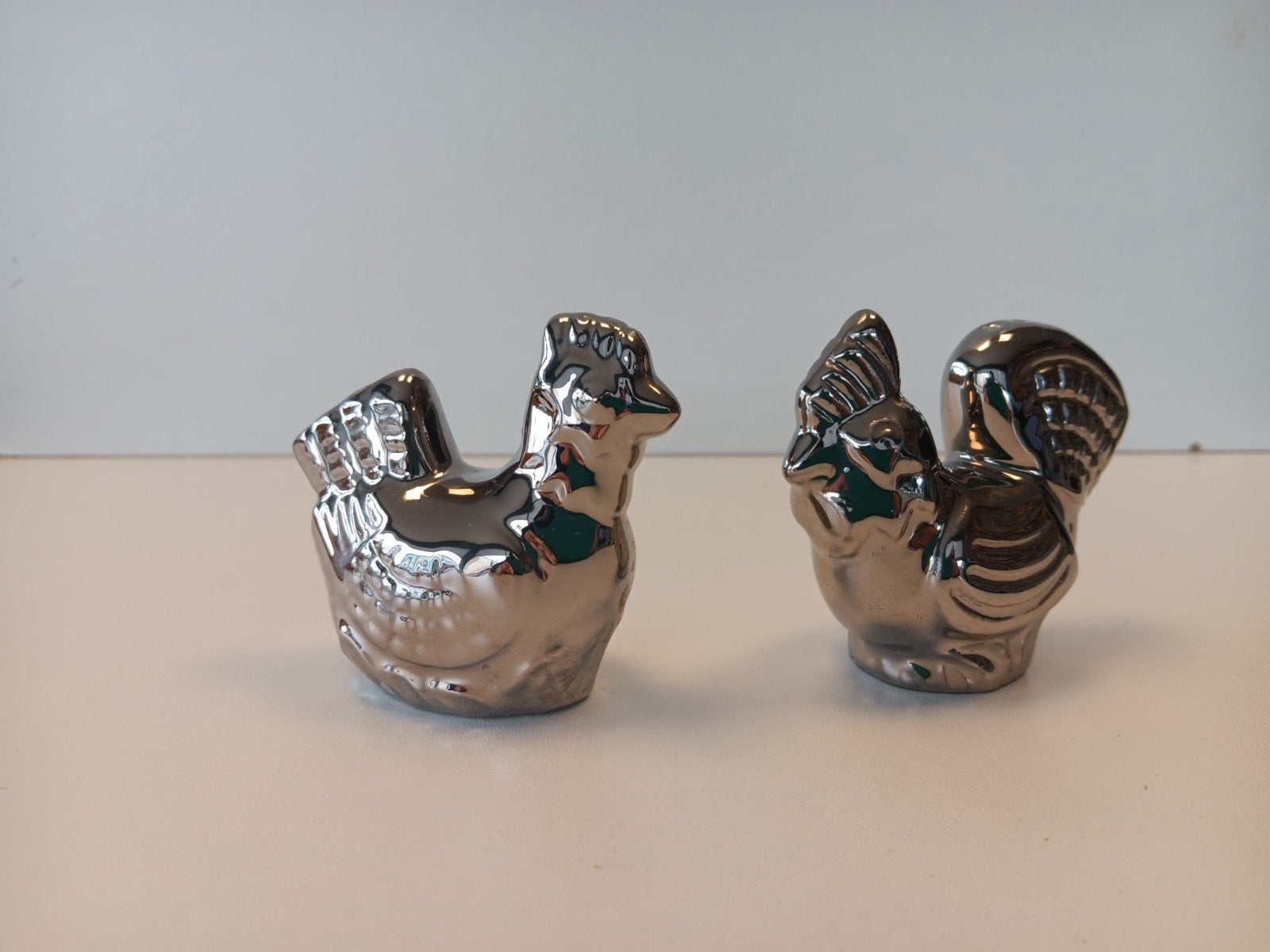 Peper en zoutstel van zilverkleurige kippen.
Gemaakt van aar, Gebruikt, Overige typen, Ophalen of Verzenden, Overige stijlen