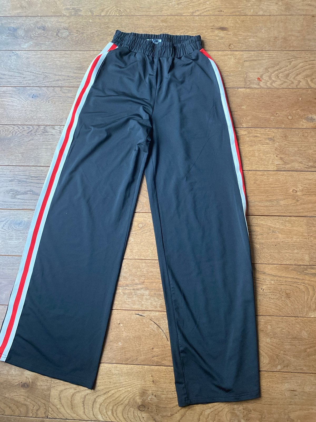 Zwarte broek met rode en witte strepen, maat S, Kleding | Dames, Zwart, Ophalen of Verzenden, Maat 36 (S), Lang