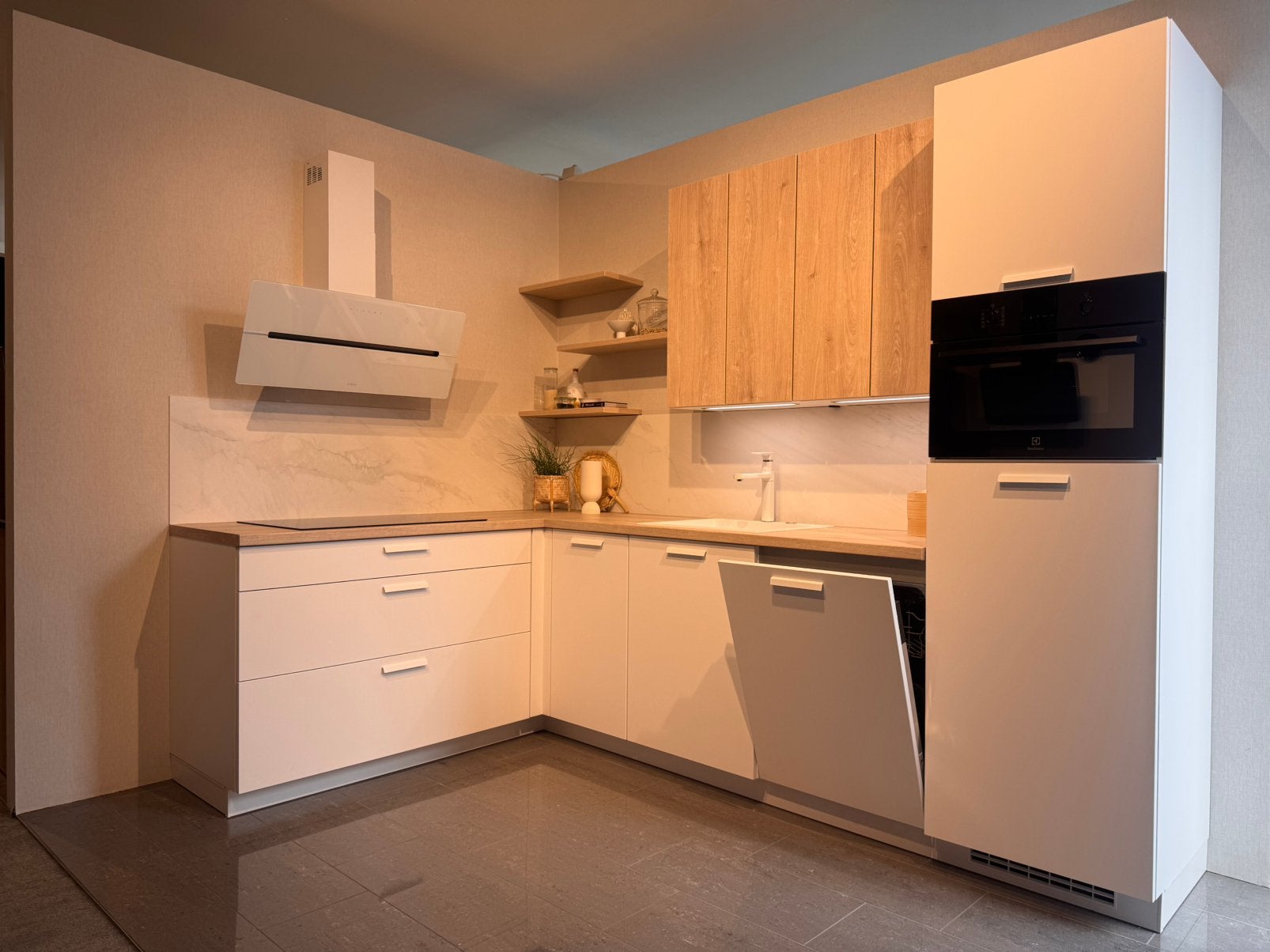 Showroomkeuken Trent | hoekkeuken | 285x185 | compleet, Ophalen, Wit, Hoekkeuken, Zo goed als nieuw