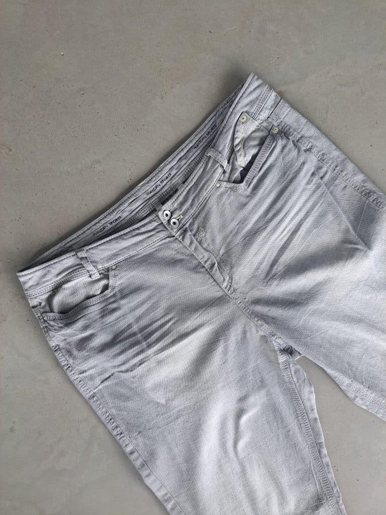 Lichtgrijze broek met geel stiksel Marc Cain maat 6, Maat 42/44 (L), Ophalen of Verzenden, Zo goed als nieuw, Marccain