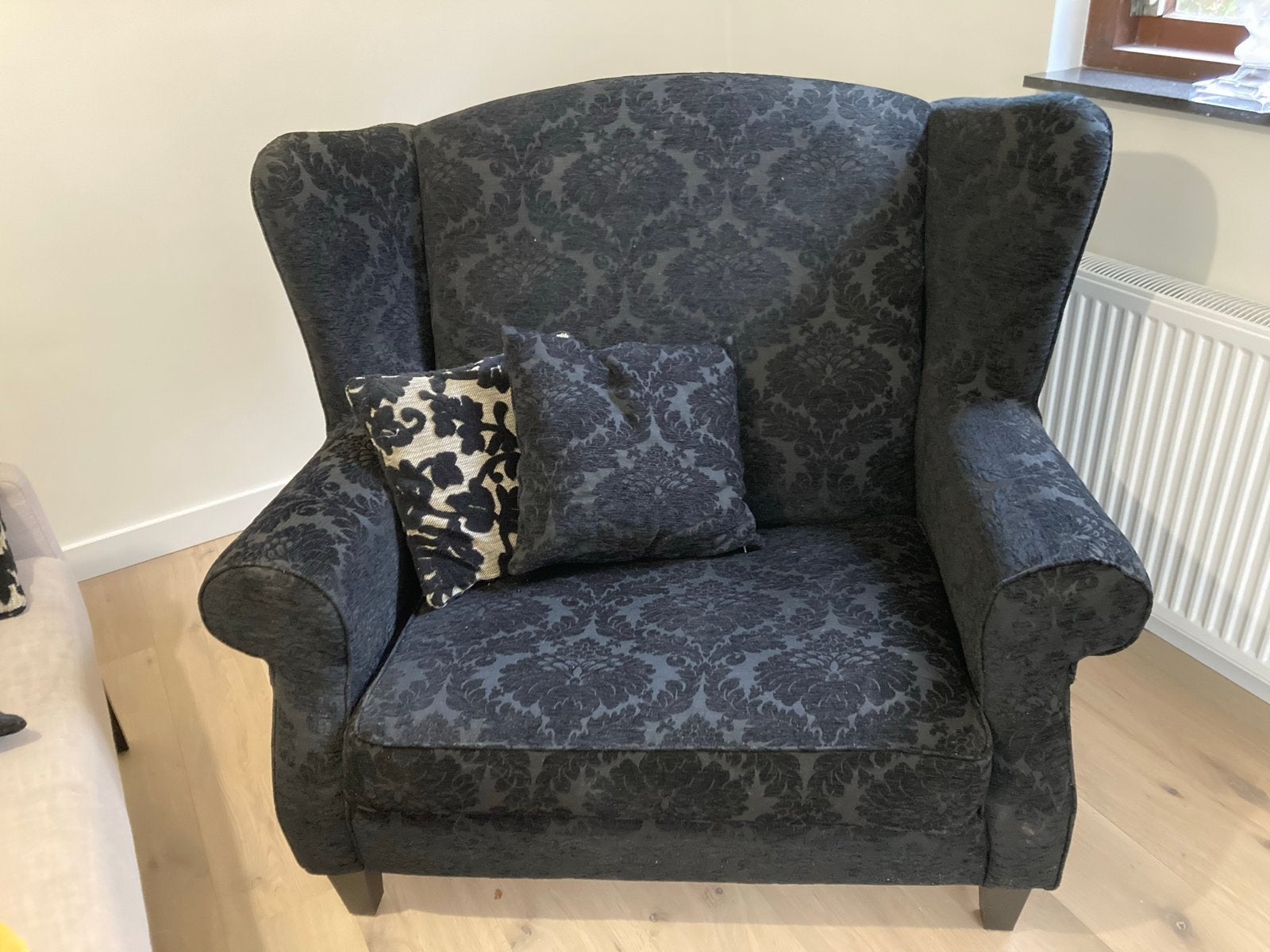 Zwarte fauteuil met barokprint, Huis en Inrichting, Fauteuils, Ophalen, Gebruikt, 75 tot 100 cm, 100 tot 125 cm