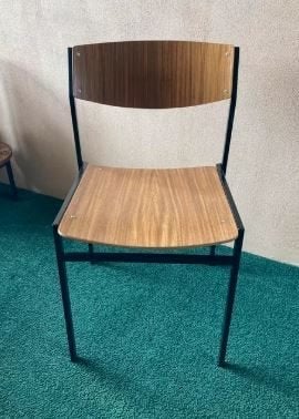 Klassieke Stapelstoel van ontwerper Gijs van der Sluis., Huis en Inrichting, Stoelen, Ophalen, Bruin, Vintage, Zo goed als nieuw