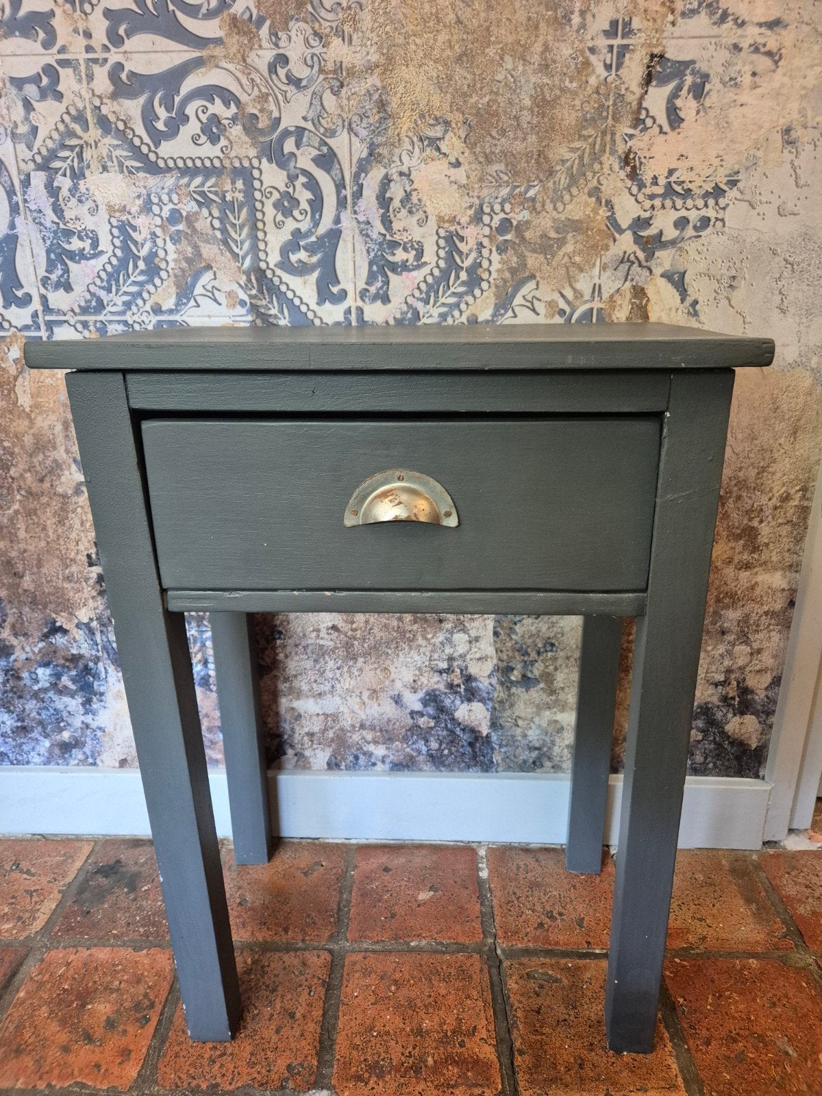 Beetje sleets Bijzettafel, nachtkastje, hal kastje, Ophalen, Gebruikt, 55 tot 70 cm, 45 tot 65 cm