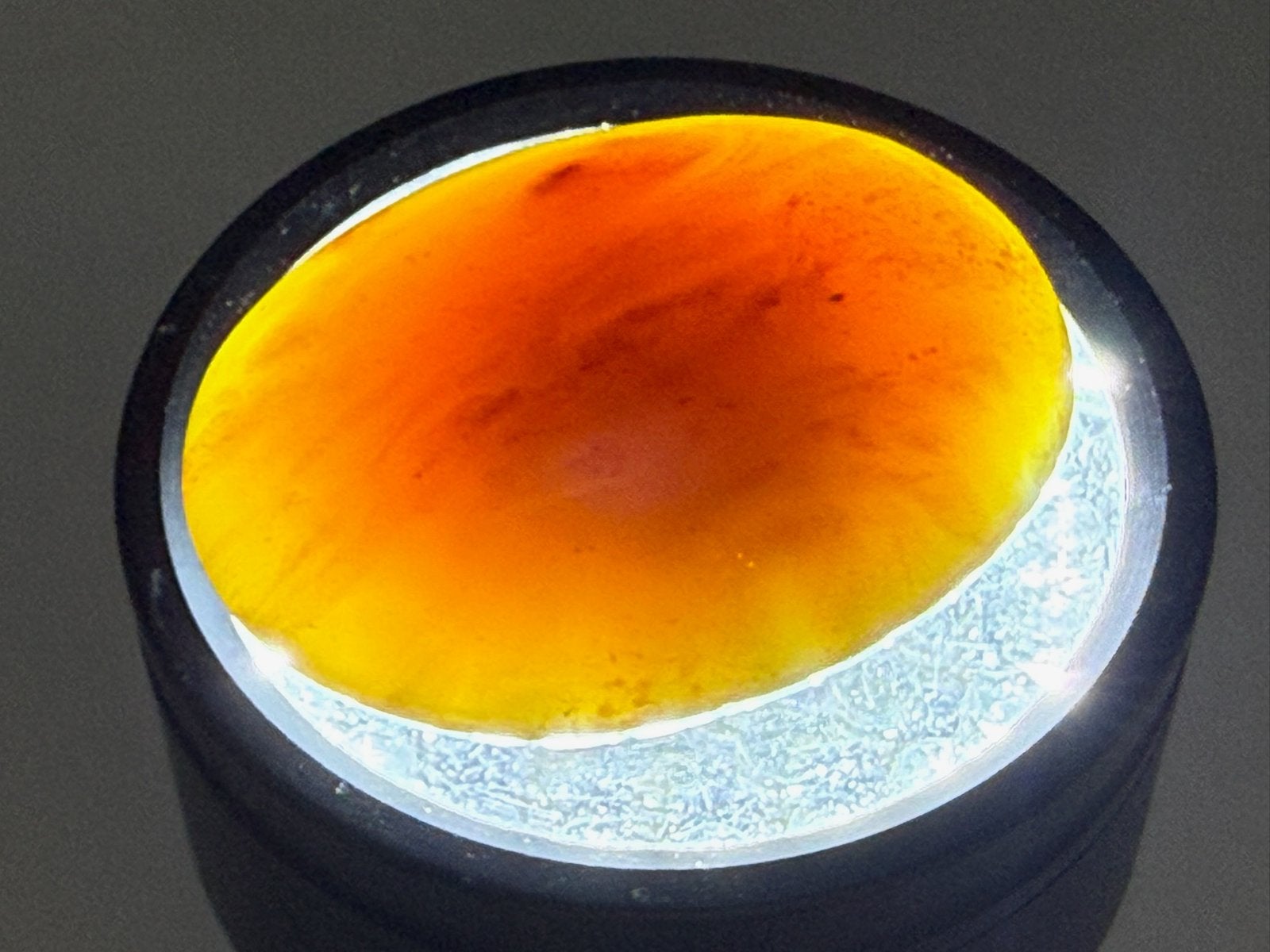 Nr AA Amber blauwe Barnsteen Handsteen Indonesië UV actief, Ophalen of Verzenden, Mineraal