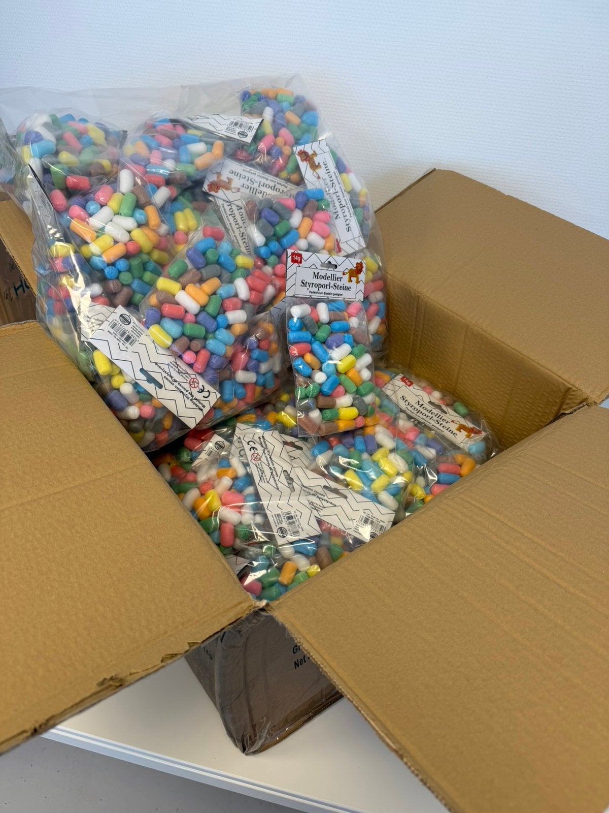 72x partij Gekleurde Knutselsteentjes Speelmais Styropor 14g, Nieuw, M, Ophalen of Verzenden, M
