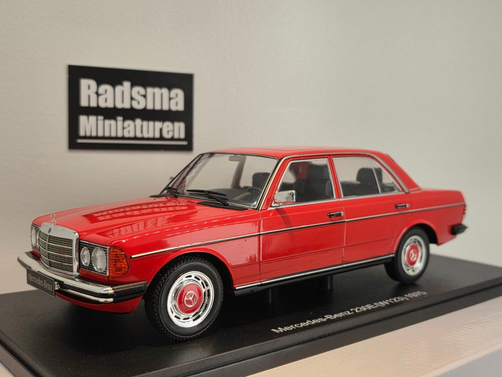 Mercedes-Benz 230E sedan - W123 Rood - 1:18 KK-Scale, Hobby en Vrije tijd, Modelauto's | 1:18, Auto, Nieuw, Ophalen of Verzenden
