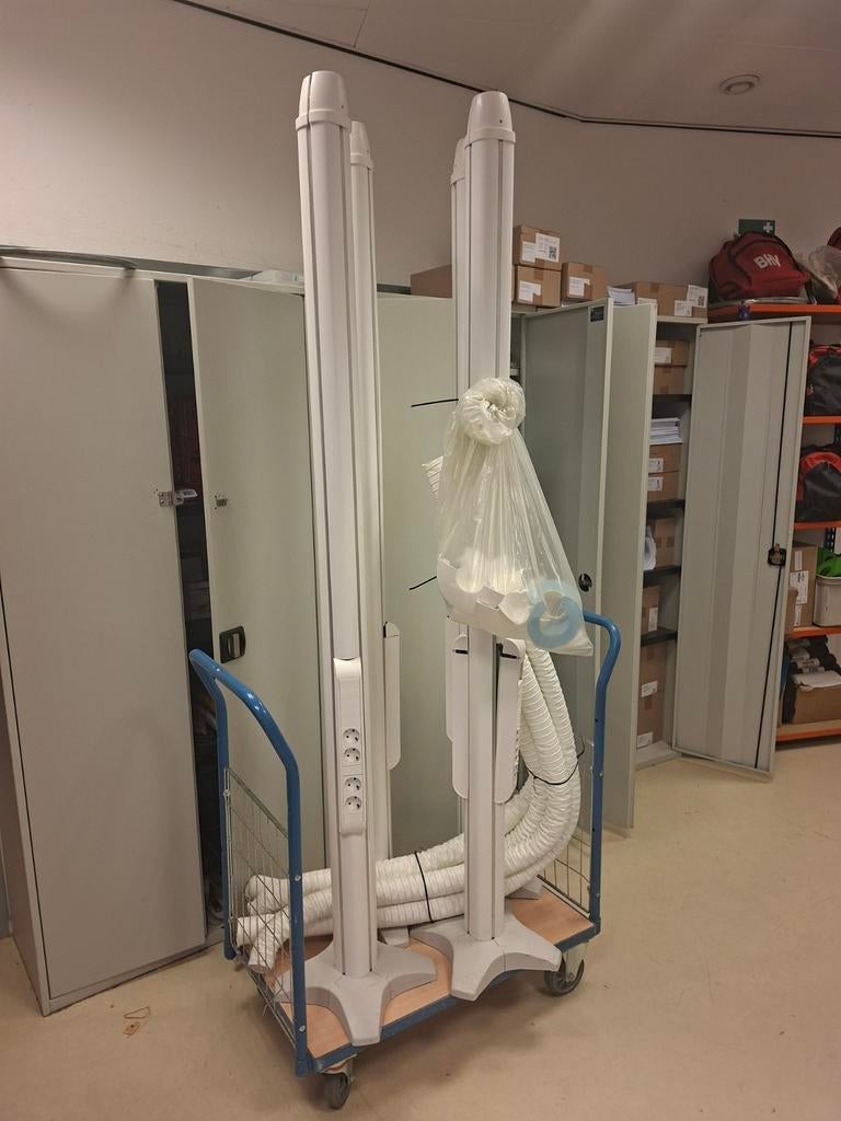 Legrand vloerzuilen met stopcontacten en netwerkaansluitinge, Ophalen of Verzenden, Stopcontact