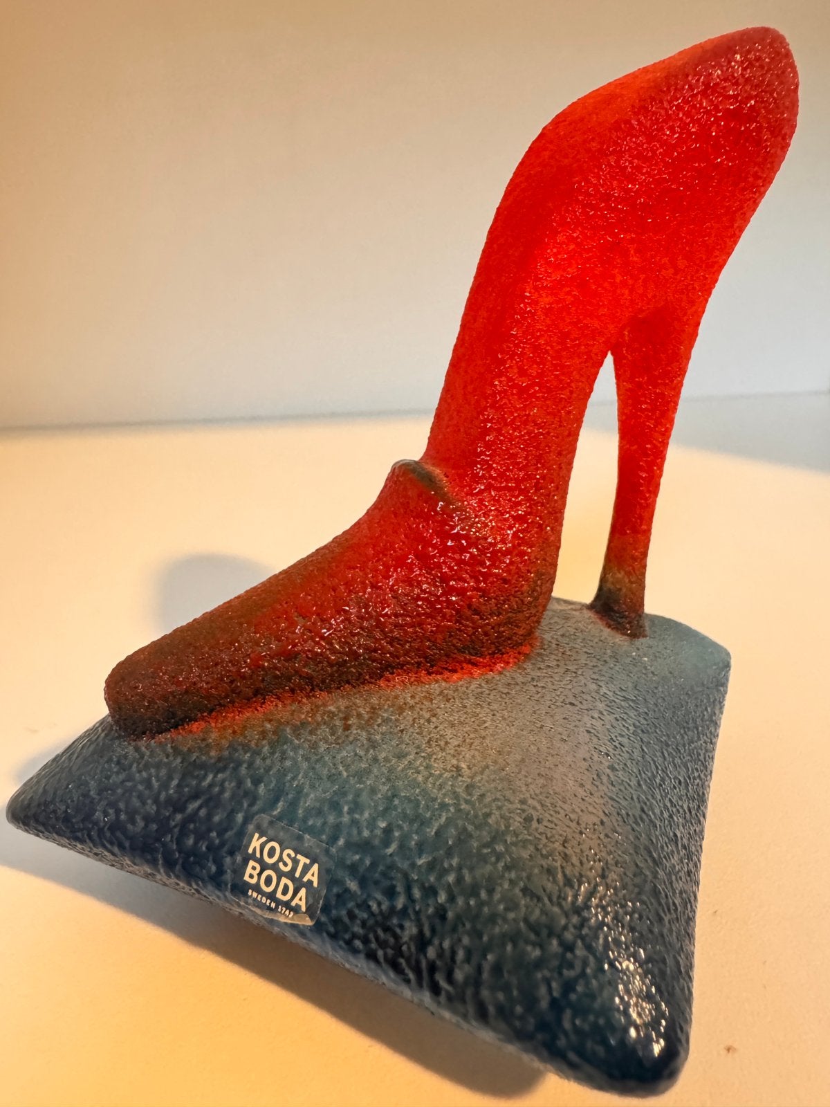 Kjell Engman schoen op kussen Catwalk, Glas, Gesigneerd, Object, Ophalen of Verzenden