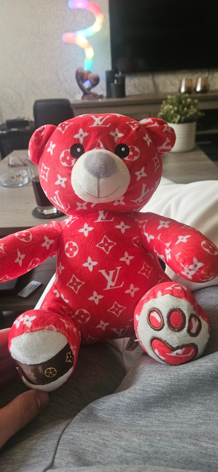 Rode teddybeer met Louis Vuitton-patroon, Beer, Ophalen of Verzenden, Zo goed als nieuw, Middelgroot (20 tot 80 cm)