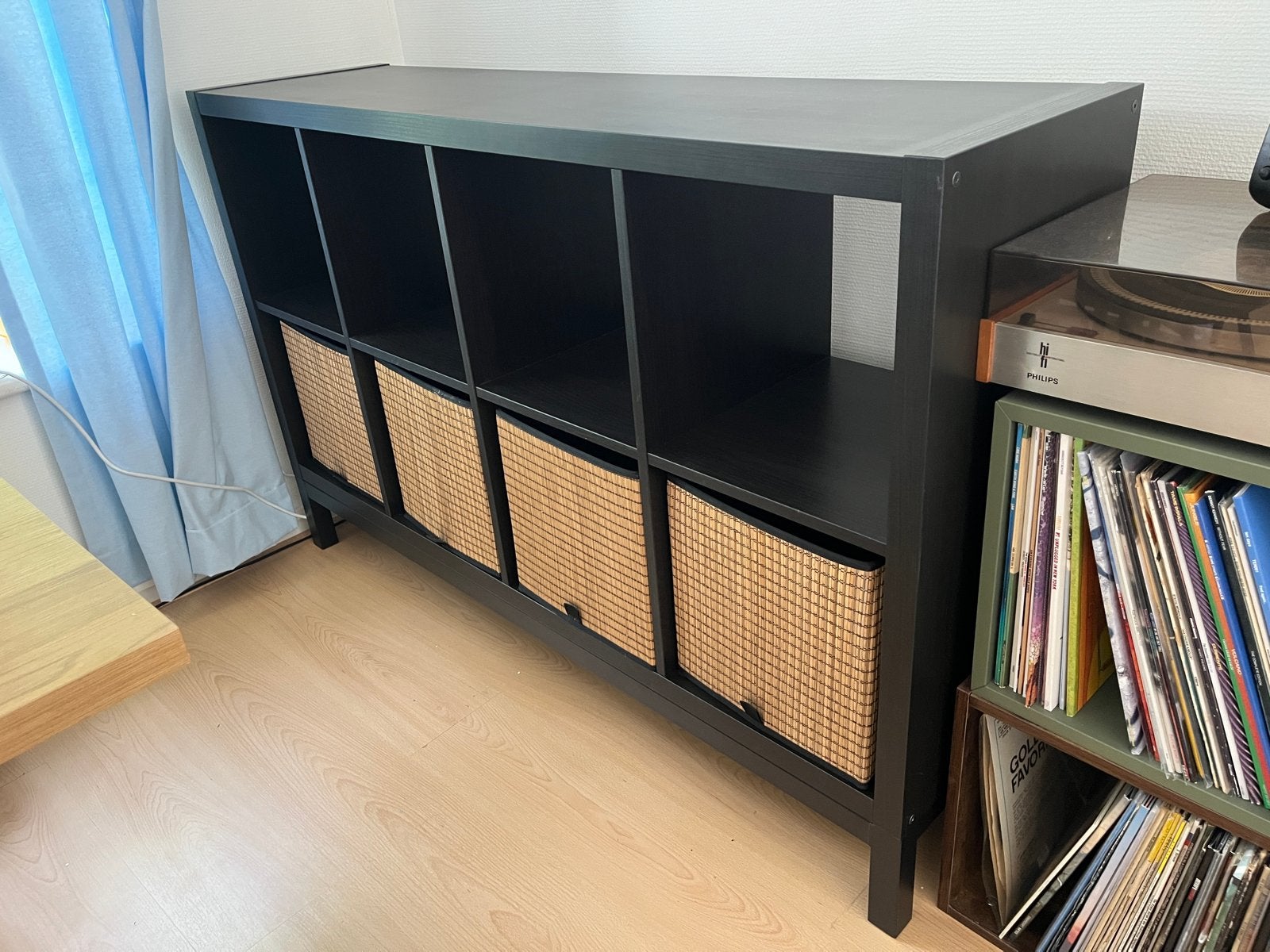 IKEA Kallax Kast zwart met onderstel en bamboe manden, Ophalen, Met plank(en), 100 tot 150 cm, Zo goed als nieuw