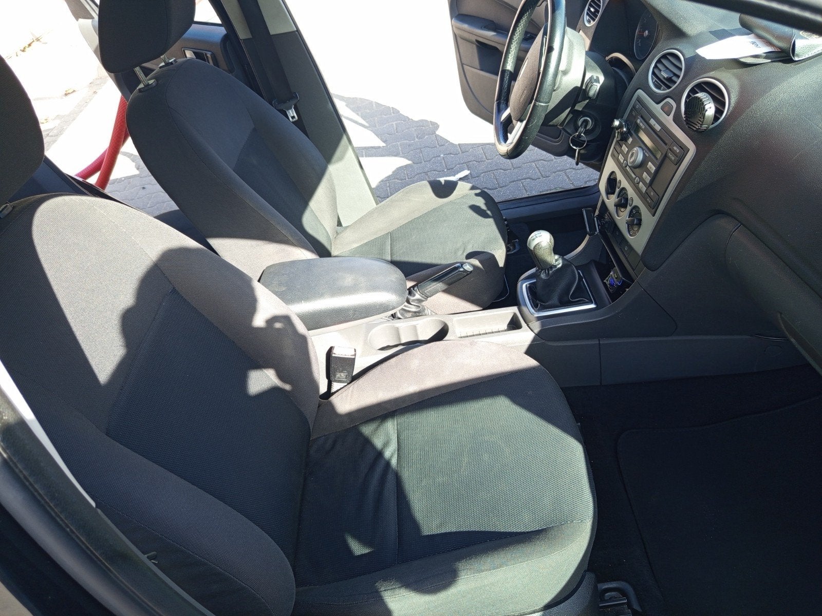 Foto 7 van Ford Focus 1.6 74KW Wagon 2005 Zwart