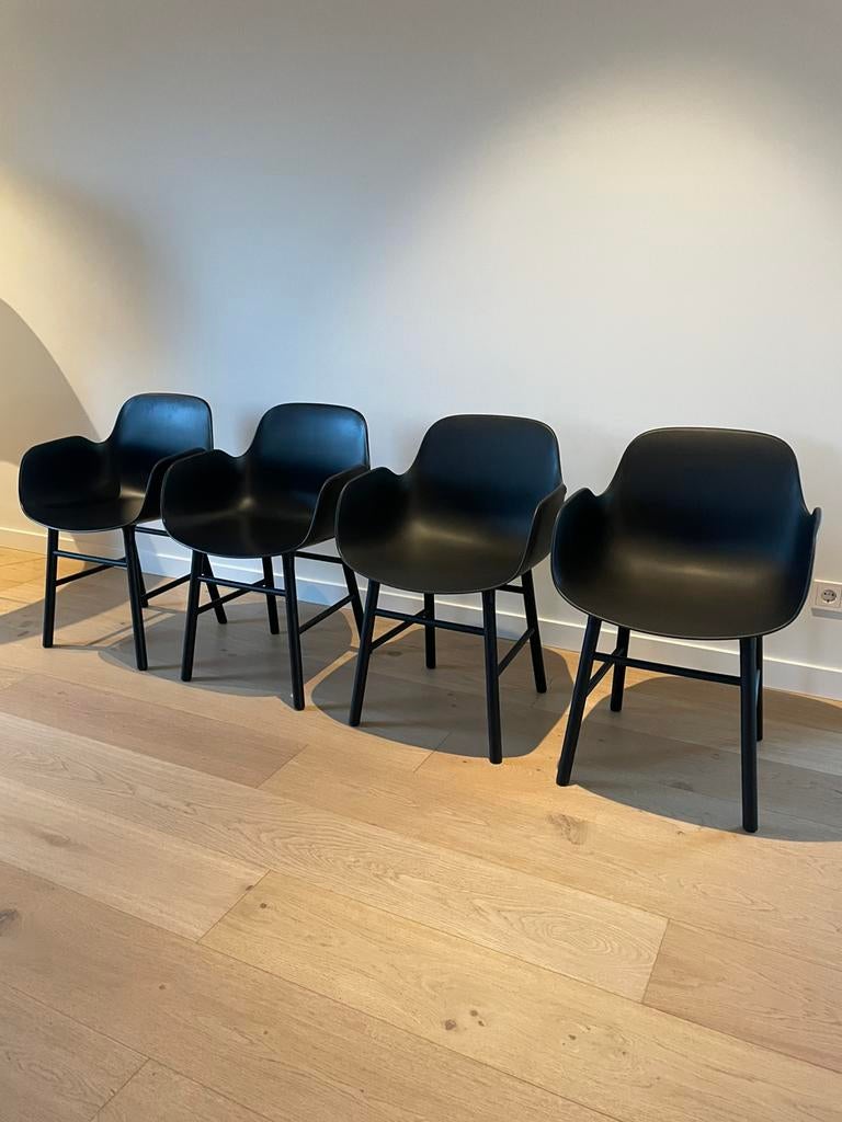 Normann Copenhagen Form armstoel met zwart eiken onderstel, Ophalen, Kunststof, Zwart, Zo goed als nieuw