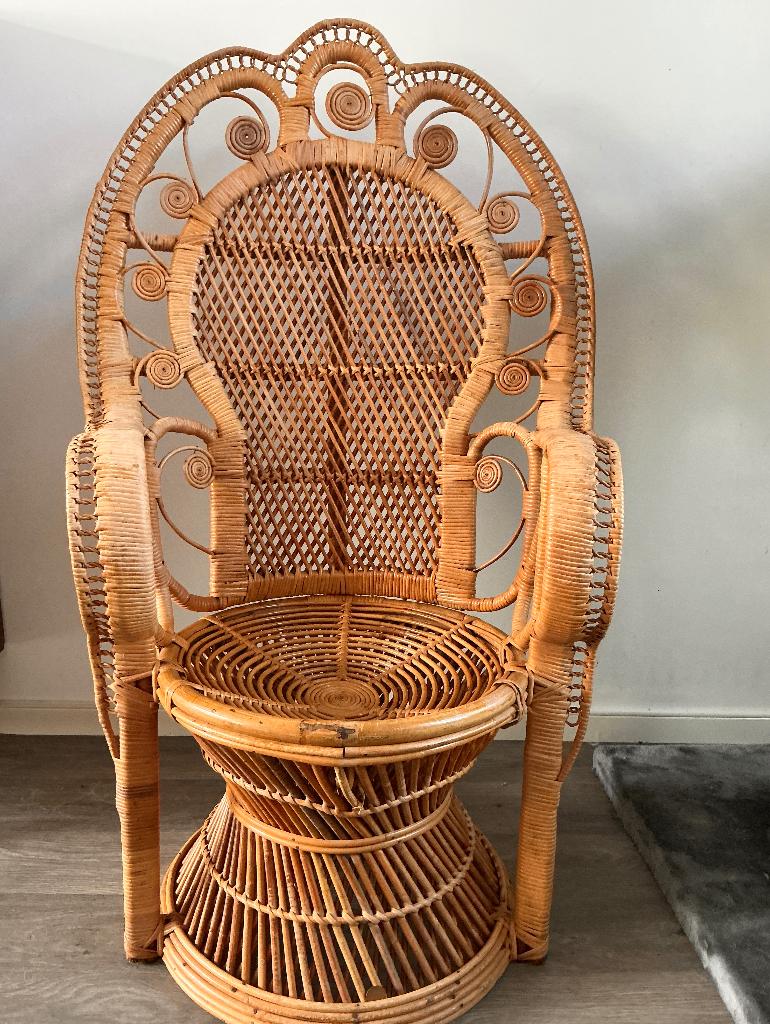 Vintage bohemian rotan Pauwstoel dames / kinder model, Huis en Inrichting, Stoelen, Ophalen, Gebruikt, Bruin, Riet of Rotan