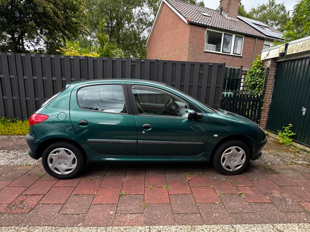 Peugeot 206 1.4 5D 2001 Groen, Auto's, Voorwielaandrijving, 4 cilinders, Origineel Nederlands, Grijs