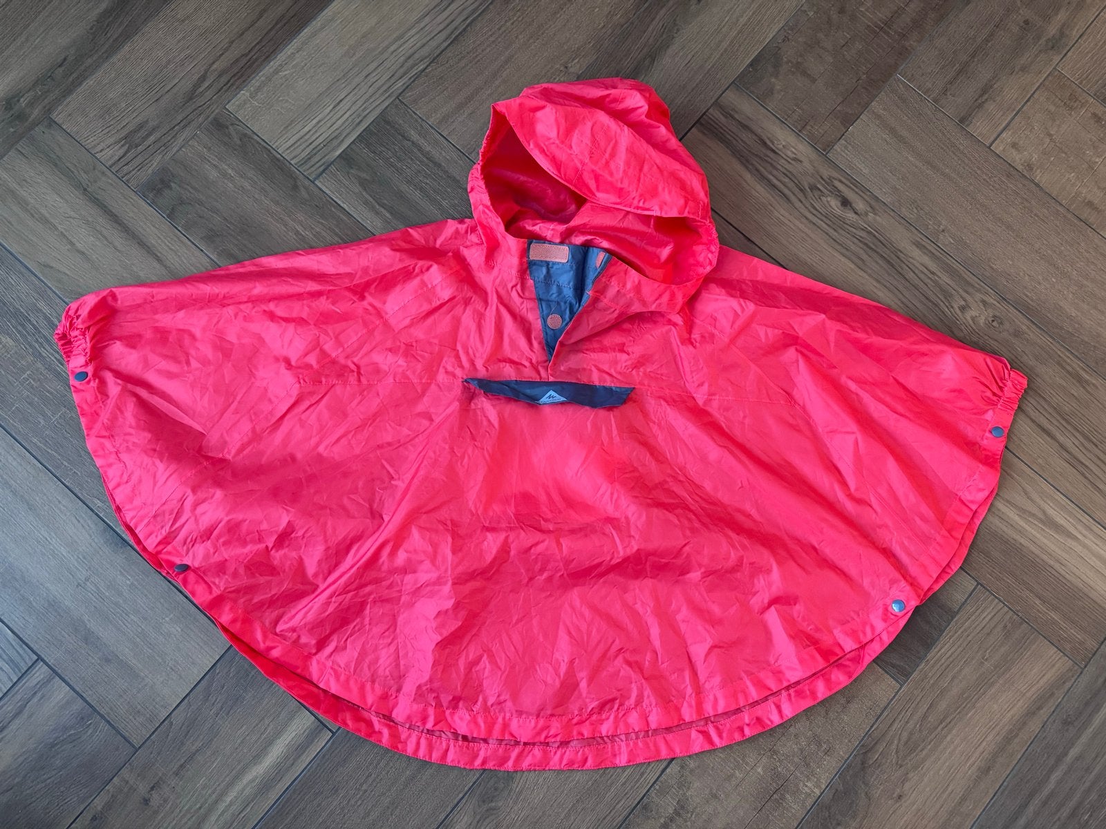 Regenponcho kind 103-122 cm, blauw & rood, opvouwbaar, Ophalen, Zo goed als nieuw, Jongen of Meisje