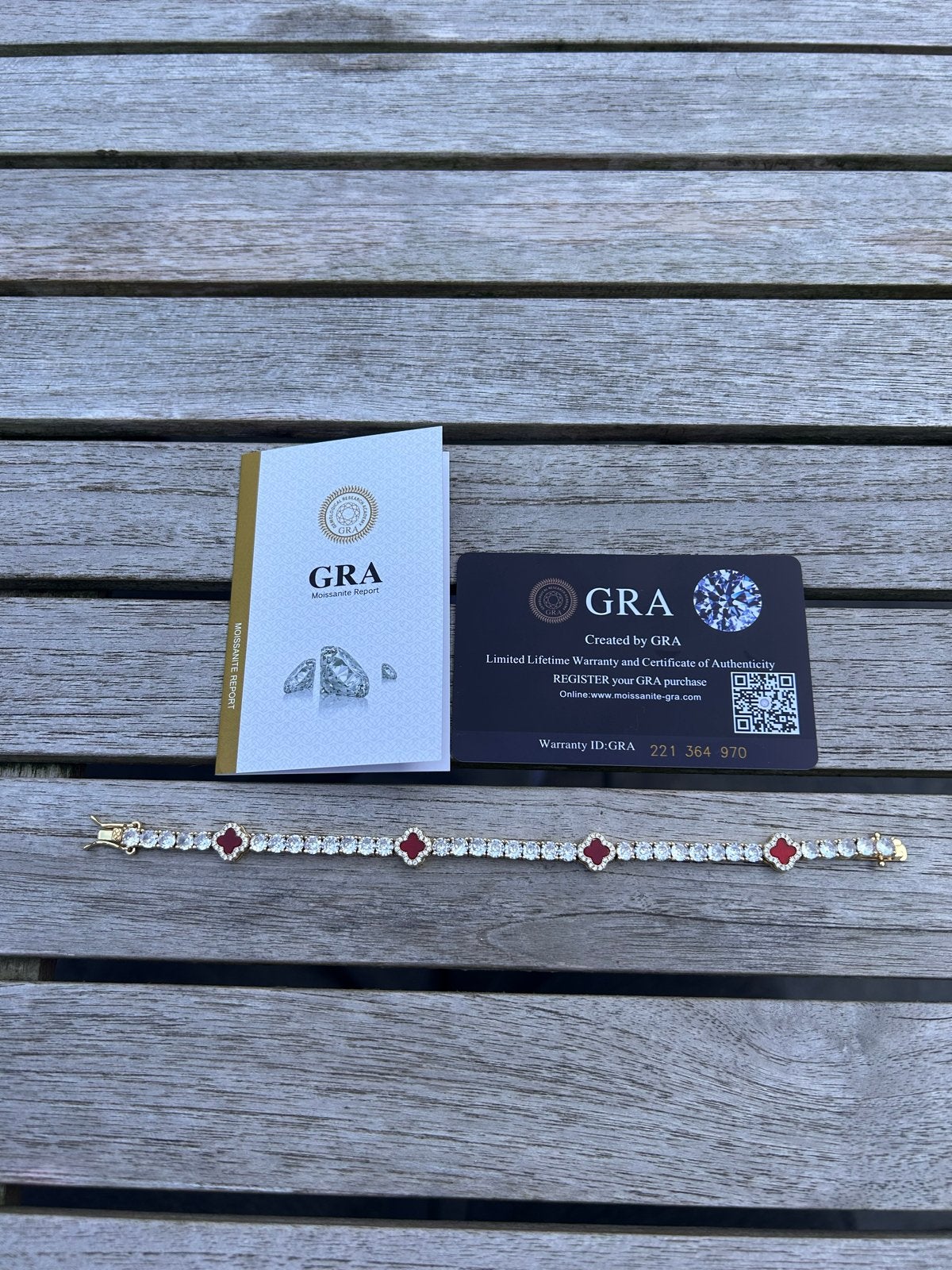 Gouden Moissanite Armband met Rode Accentstenen - 17,8cm, Staal, Nieuw, Ophalen of Verzenden, Met edelsteen
