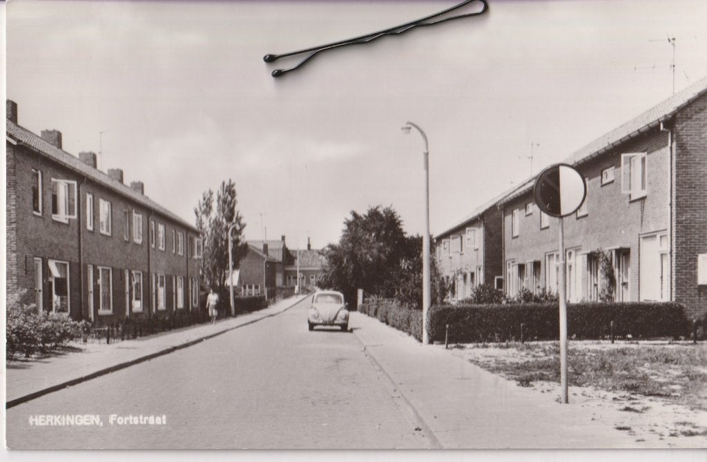 Herkingen, Fortstraat met auto Volkswagen Kever, Verzamelen, Ophalen of Verzenden, 1960 tot 1980, Ongelopen, Waddeneilanden
