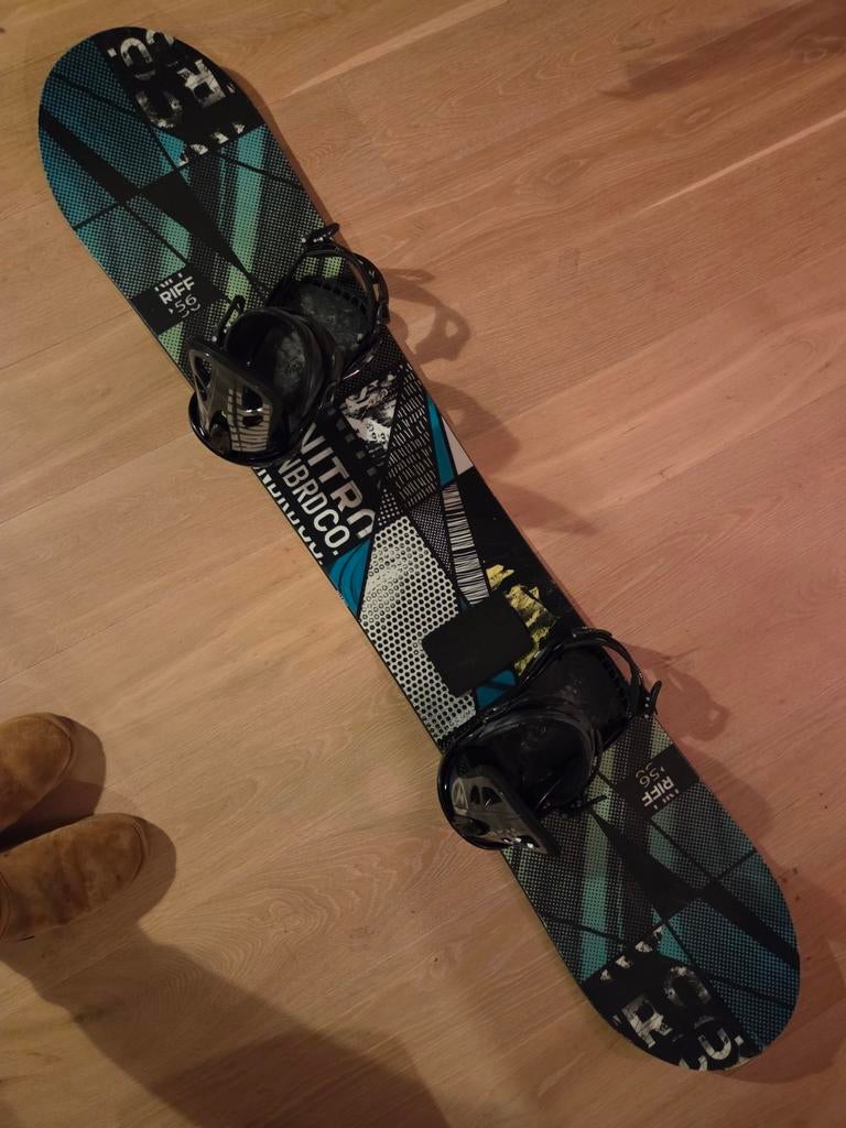 Nitro Riff Snowboard 156 cm met Raiden bindingen, Sport en Fitness, Snowboarden, Ophalen, Gebruikt, Board