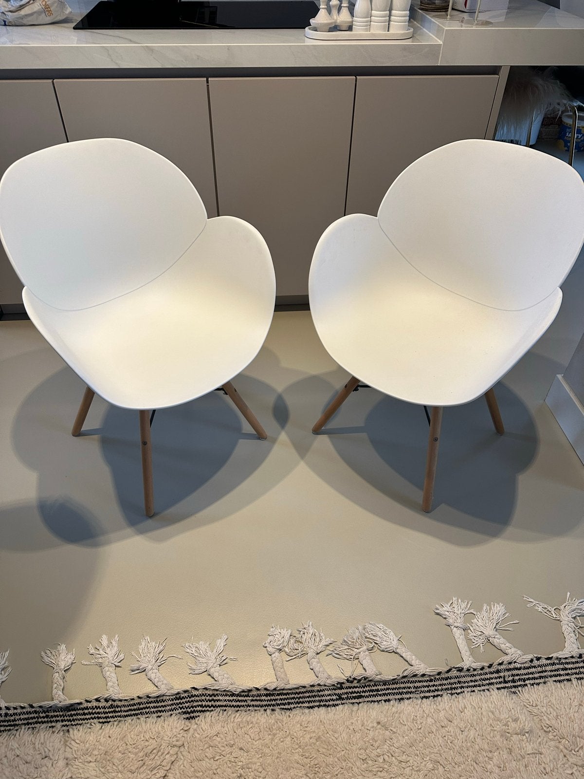 Set van 2 Witte Vlinderstoelen met Houten Poten, Huis en Inrichting, Twee, Wit, Ophalen of Verzenden, Zo goed als nieuw