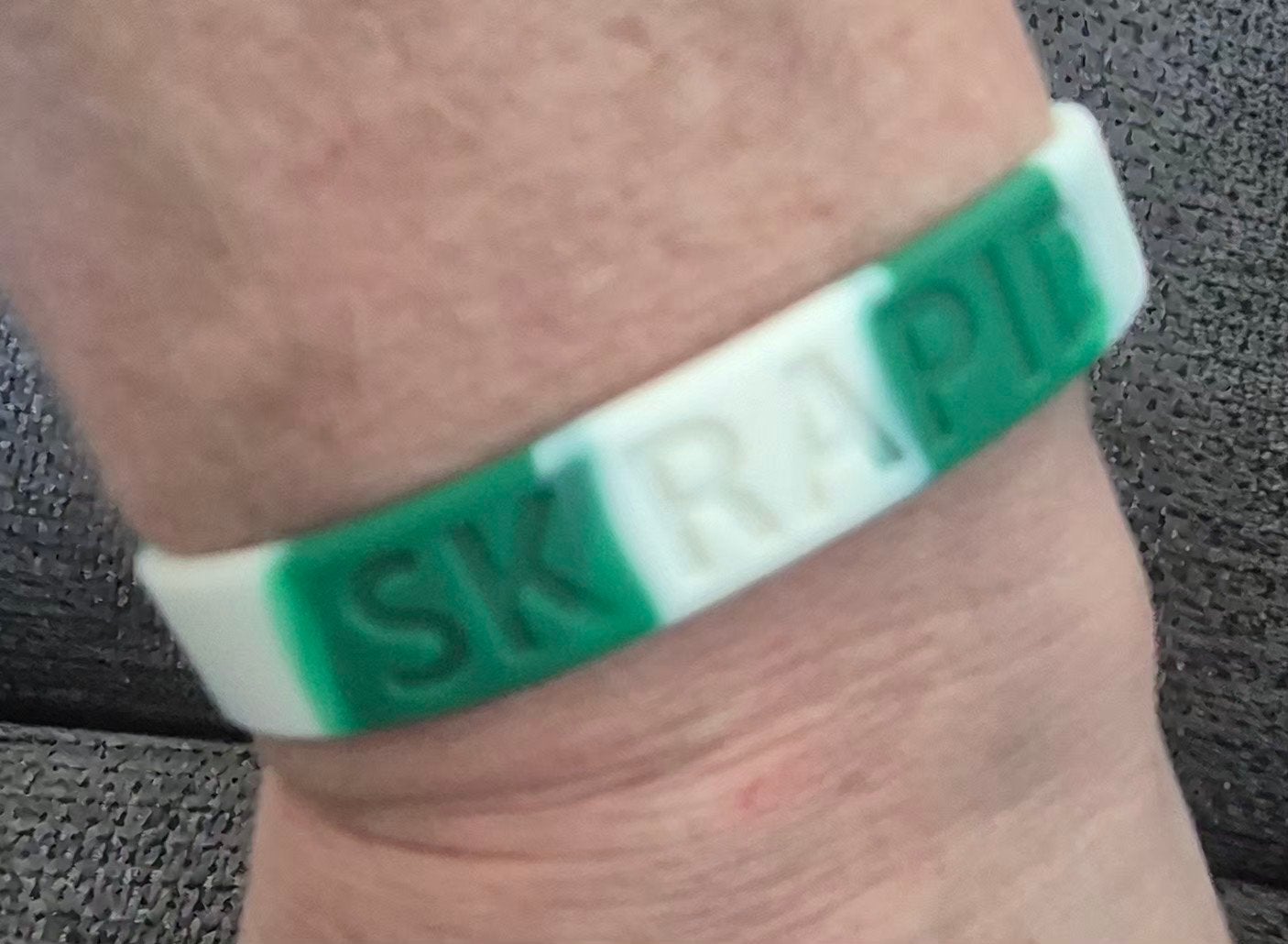 Rubberen polsbandje SK Rapid Wien - Groen/Wit, Ophalen of Verzenden, Nieuw, Buitenlandse clubs