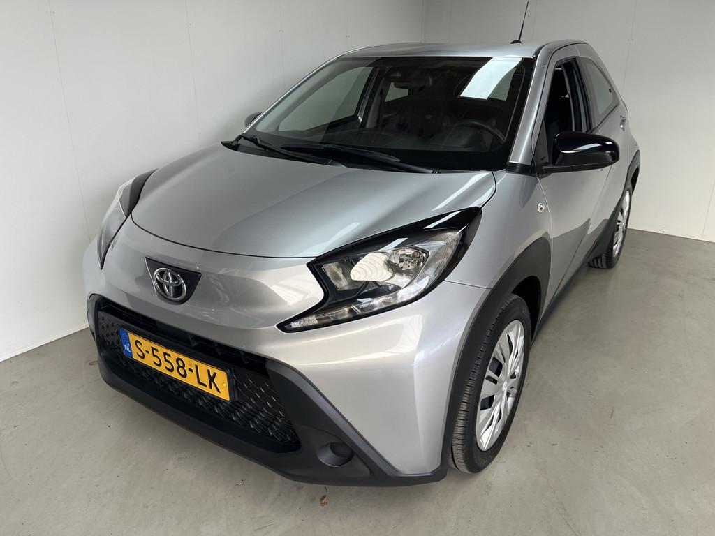 Toyota Aygo X 1.0 VVT-i MT Play Apple Carplay Camera NAP 1e, Stof, Gebruikt, 920 kg, 4 stoelen