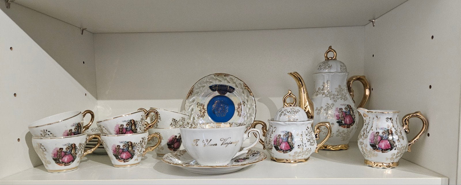 Romantisch theeservies met gouden details en figuren, Huis en Inrichting, Ophalen of Verzenden, Zo goed als nieuw