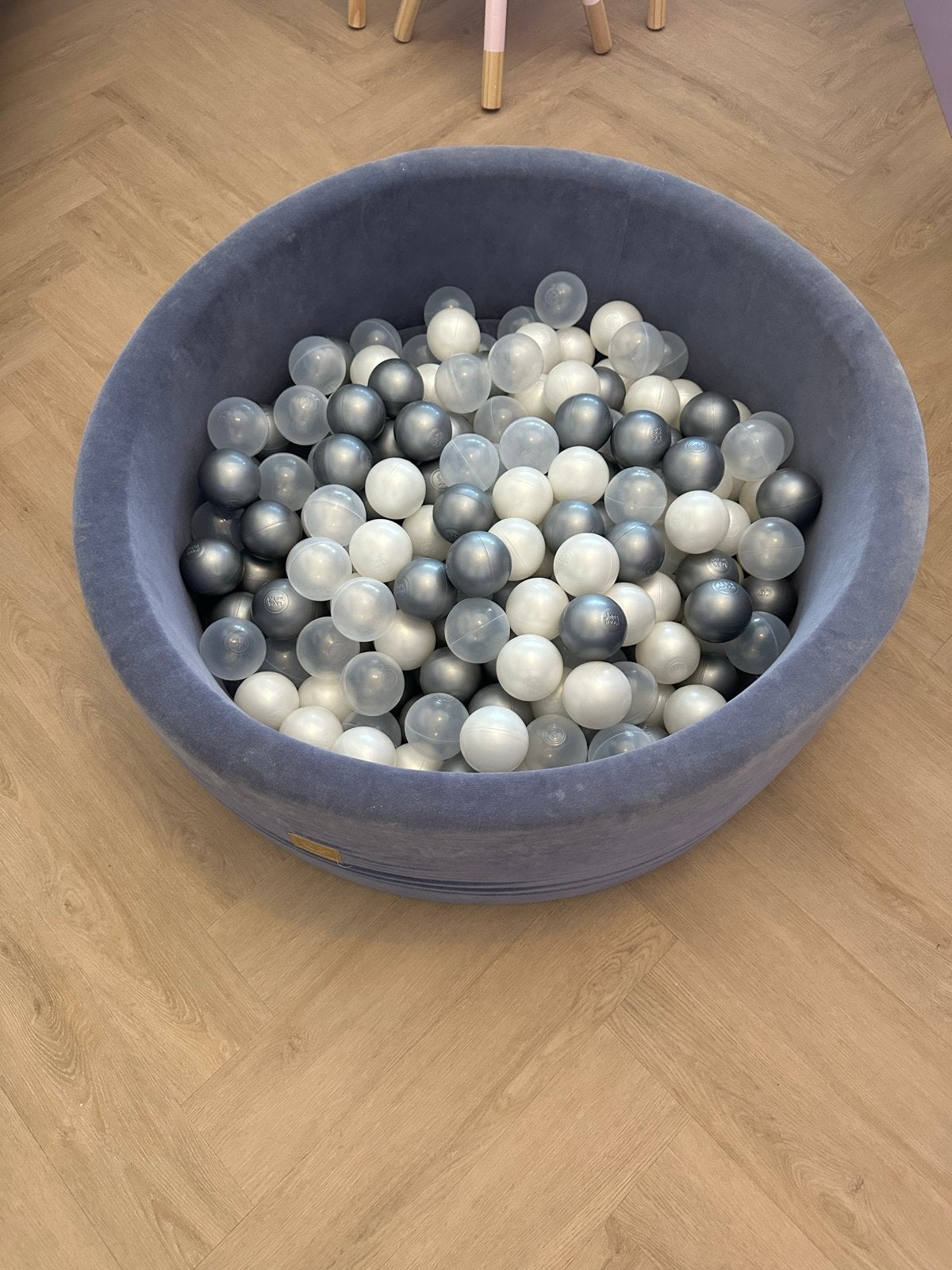 Ronde ballenbak grijs velvet met ballen, Ophalen, Zo goed als nieuw, Jongen of Meisje