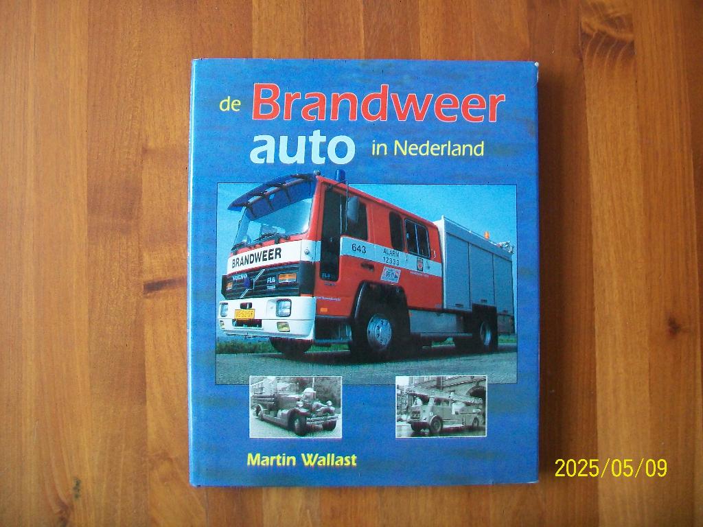 De Brandweerauto in Nederland ( Martin Wallast), Boeken, Verzenden, Zo goed als nieuw, Overige merken