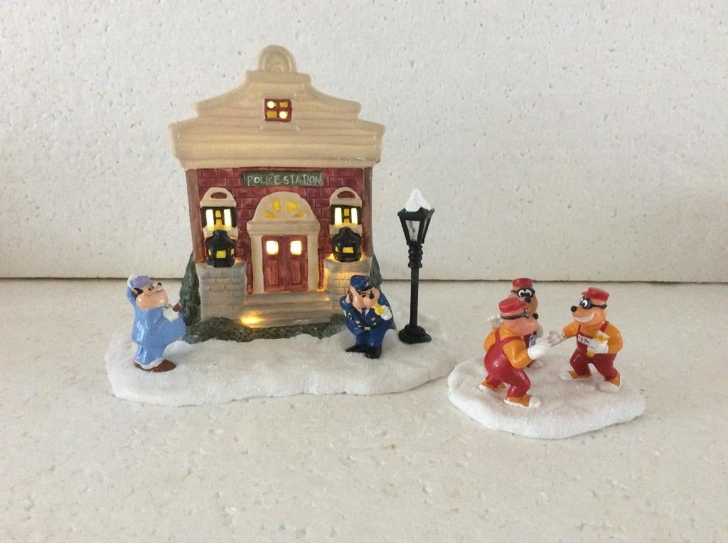 kerstdorp police station met Disney figuren, Verzamelen, Disney, Ophalen of Verzenden, Overige figuren, Zo goed als nieuw, Beeldje of Figuurtje
