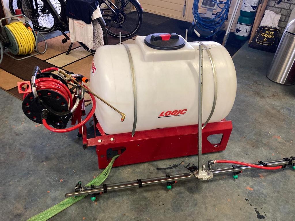 Logic spuitmachine "ZGAN" 270 liter met spuitboom en haspel, Ophalen, Akkerbouw, Gewasbescherming en Bemesting