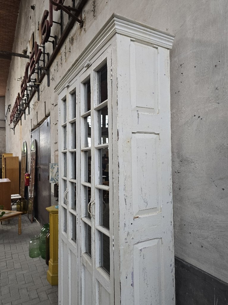 XL Vintage Houten Vitrinekast Wit Zwart Grote Vitrine Kast, Ophalen of Verzenden, 25 tot 50 cm, Gebruikt, Met deur(en)