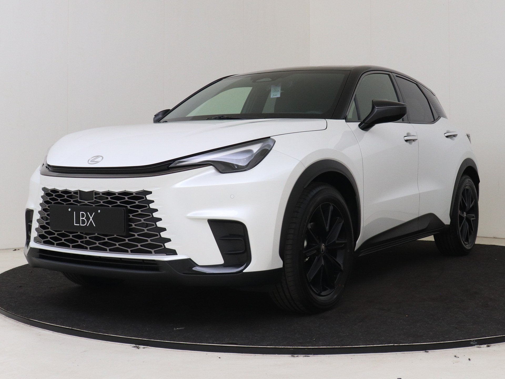 Lexus LBX 35th Edition Gelimiteerd leverbaar! (bj 2026), Auto's, Automaat, 136 pk, Zwart, Wit
