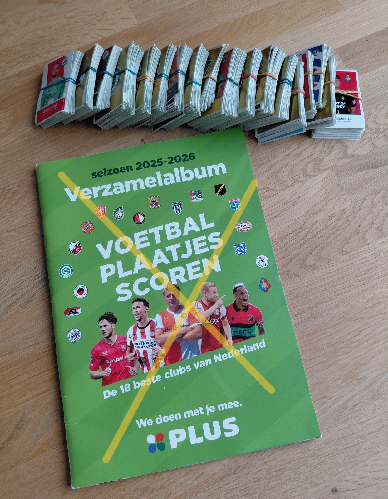 Plus Voetbalplaatjes 2025-2026 wie maken we er nog blij mee?, Ophalen, Nieuw, Meerdere plaatjes