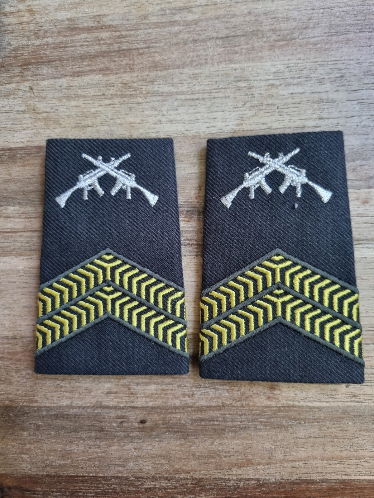 Rangen DT 2000 korporaal 1ste klasse olk wit, Ophalen of Verzenden, Landmacht, Nederland, Embleem of Badge