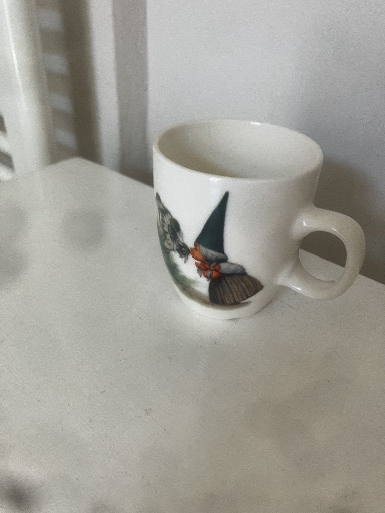 Dit is een vintage Rien Poortvliet kaboutermok, Keramiek, Ophalen of Verzenden, Zo goed als nieuw, Overige stijlen