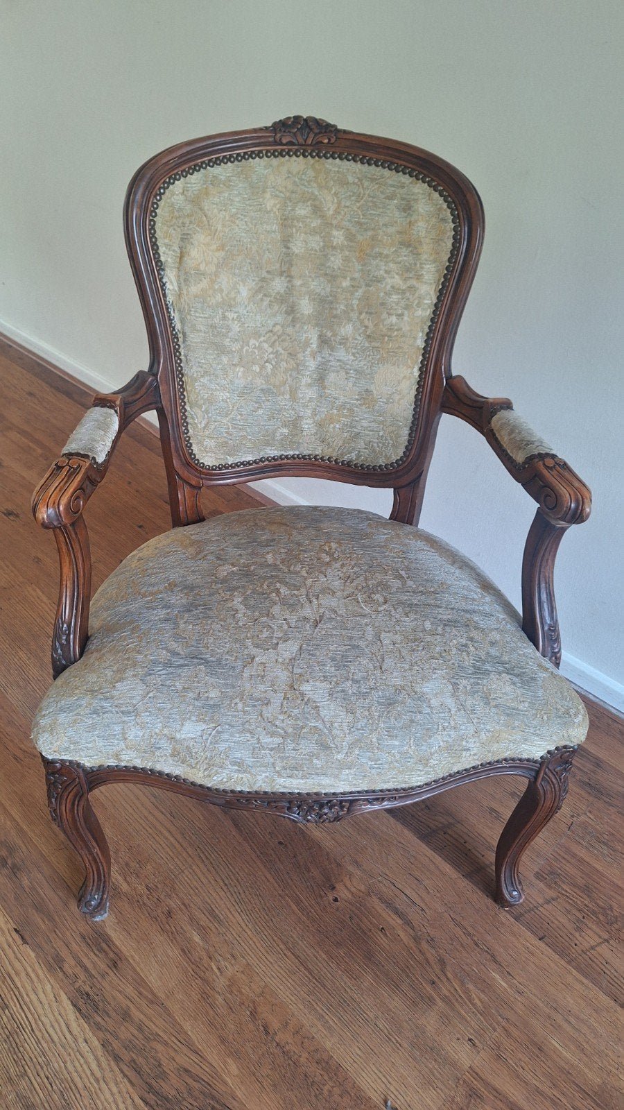 Antieke fauteuil met sierlijk houtsnijwerk, Ophalen
