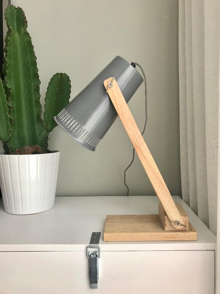 Madam Stoltz Tafellamp / Bureaulamp – Hout & Grijs E27 ZGAN, Ophalen of Verzenden, Zo goed als nieuw, Hout, Minder dan 50 cm