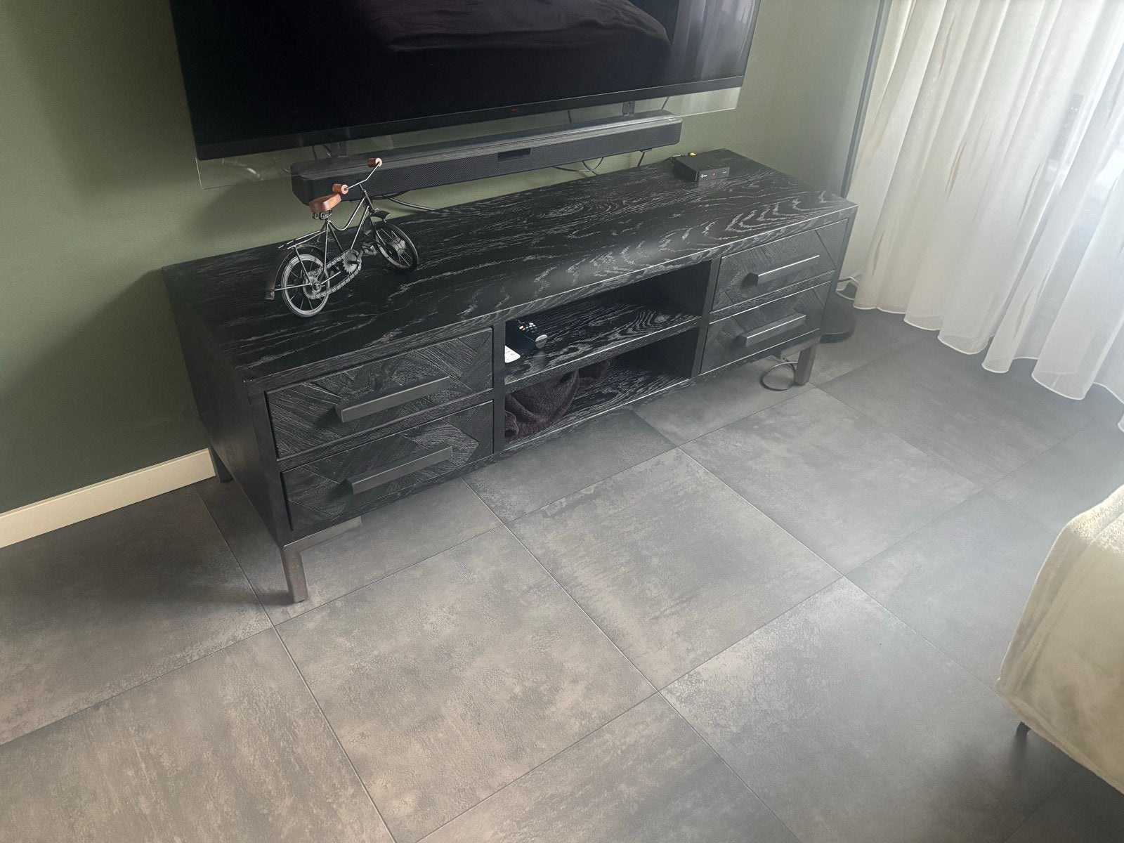 Zwart TV meubel 145 cm breed met lades en open vakken, Ophalen, Gebruikt, 100 tot 150 cm, Minder dan 100 cm