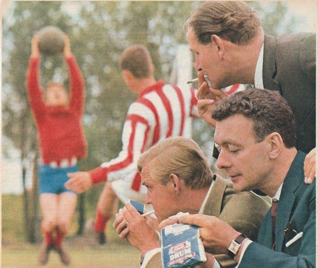 retro reclame 1964 Drum shag mannen voetballers, Verzamelen, Verzenden, Overige typen
