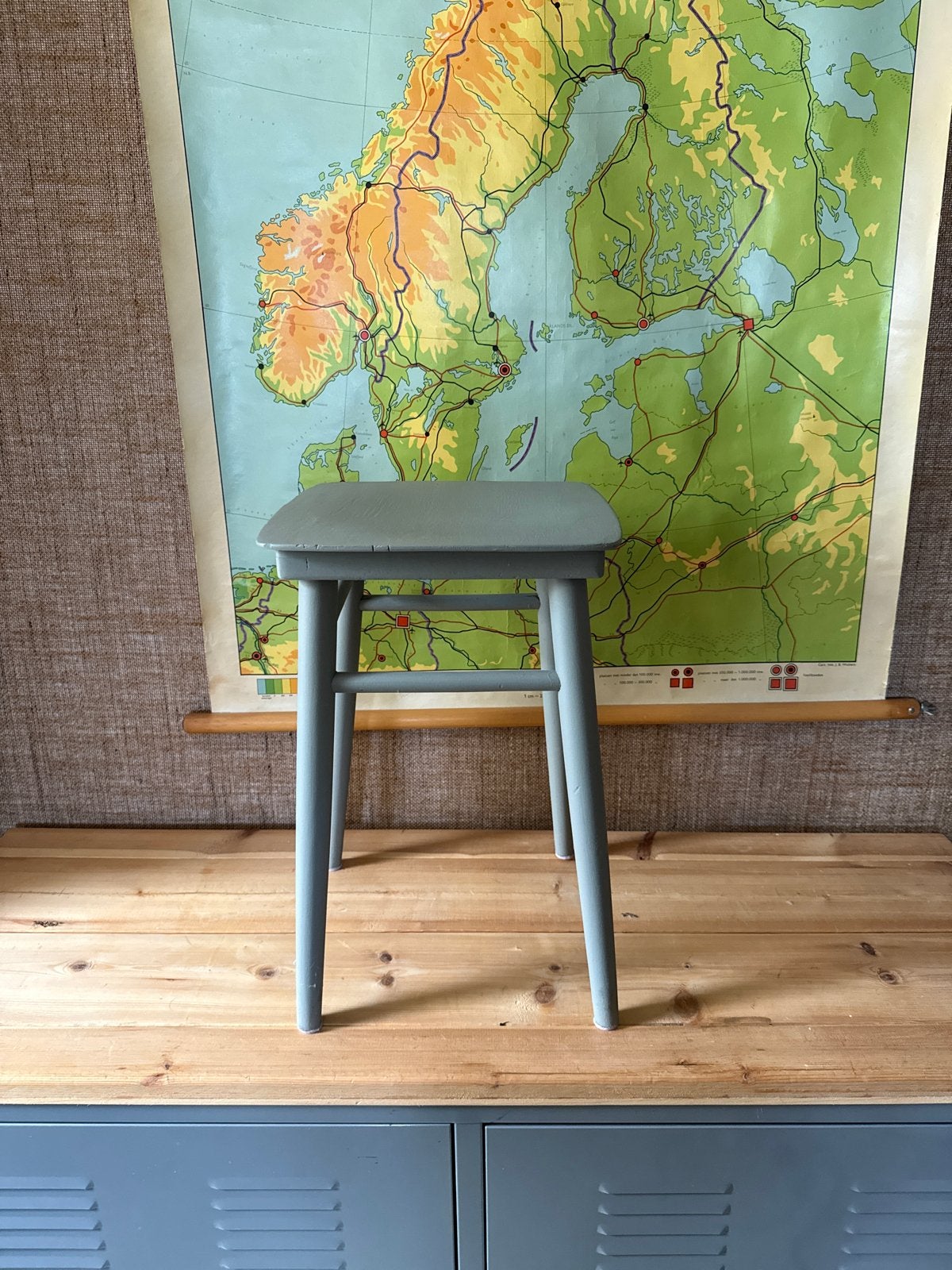Vintage houten krukje - Grijsgroen tapiovara, Ophalen, Gebruikt, Hout